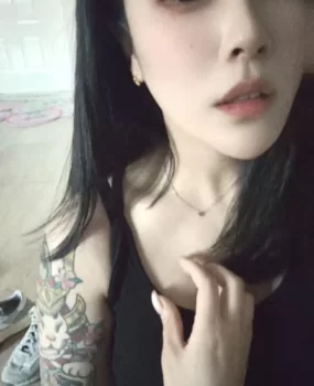 纹身性感少妇