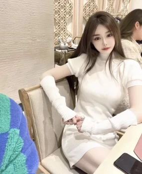 洁白无瑕干净日料店接待员小姐姐可扮演日系风格
