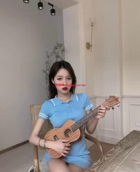 粉嫩兼职小妹口活好，听话