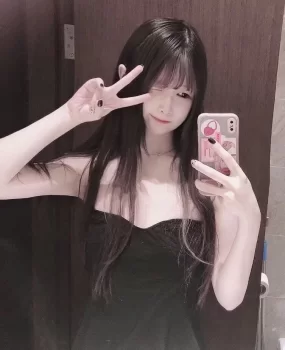 刚下水的01年纪小小的女孩颜值非常高身材好